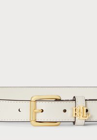 Balta ādas josta ar zelta taisnstūrveida sprādzi, ar izšūtiem akcentiem un izteiksmīgu zelta "RLL" logotipu.