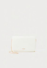 Bijela torbica preko ramena od lažne kože s naramenicom u zlatnoj boji i pravokutnim oblikom. Ima glatku teksturu i utisnuti logo.