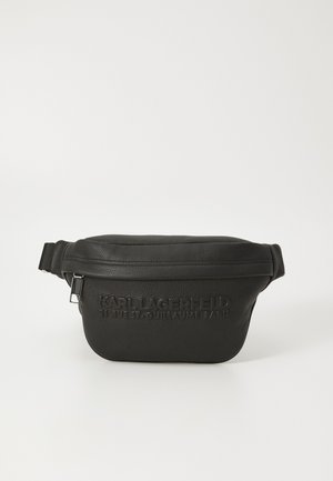 Geantă de mână din piele neagră, cu un finisaj texturat. Include numele brandului embosat și închidere cu fermoar, curea ajustabilă și un design minimalist.