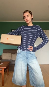 Marinblå långärmad randig topp som håller lådan från Zalando; kombinerad med ljusblå vida denimshorts. Slät textur, avslappnad design.
