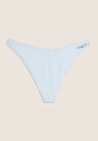 Vaaleansininen thong-bikini alaosa, jossa on sileä pinta, minimaalinen peitto ja pieni logo-yksityiskohta vyötäröllä monivärisesti ommeltuna.