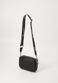 Borsa a tracolla nera con cerniera realizzata in pelle liscia, dotata di una tracolla regolabile con motivo e dettagli in metallo.