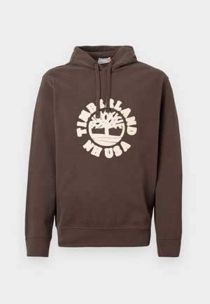 Sudadera marrón con bolsillos frontales, capucha ajustable con cordón y logo blanco de Timberland NH USA con gráfico de árbol en el pecho.