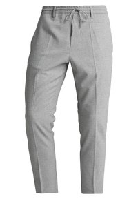 Světlé šedé kalhoty na míru, s elastickým pasem na šňůrku, rovnými nohavicemi a jemnými záhyby pro přidaný detail a strukturu.