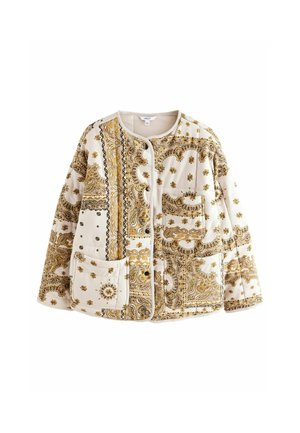 Chaqueta acolchada color crema con estampados paisley en dorado y marrón, tres bolsillos frontales, cuello redondo y cierre de botones en la parte delantera. No hay portador visible.