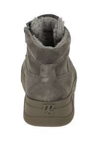 Bottine en daim gris avec une doublure en peluche grise, un col rembourré et une semelle en caoutchouc marron. Elle dispose d'une fermeture à glissière sur le côté.