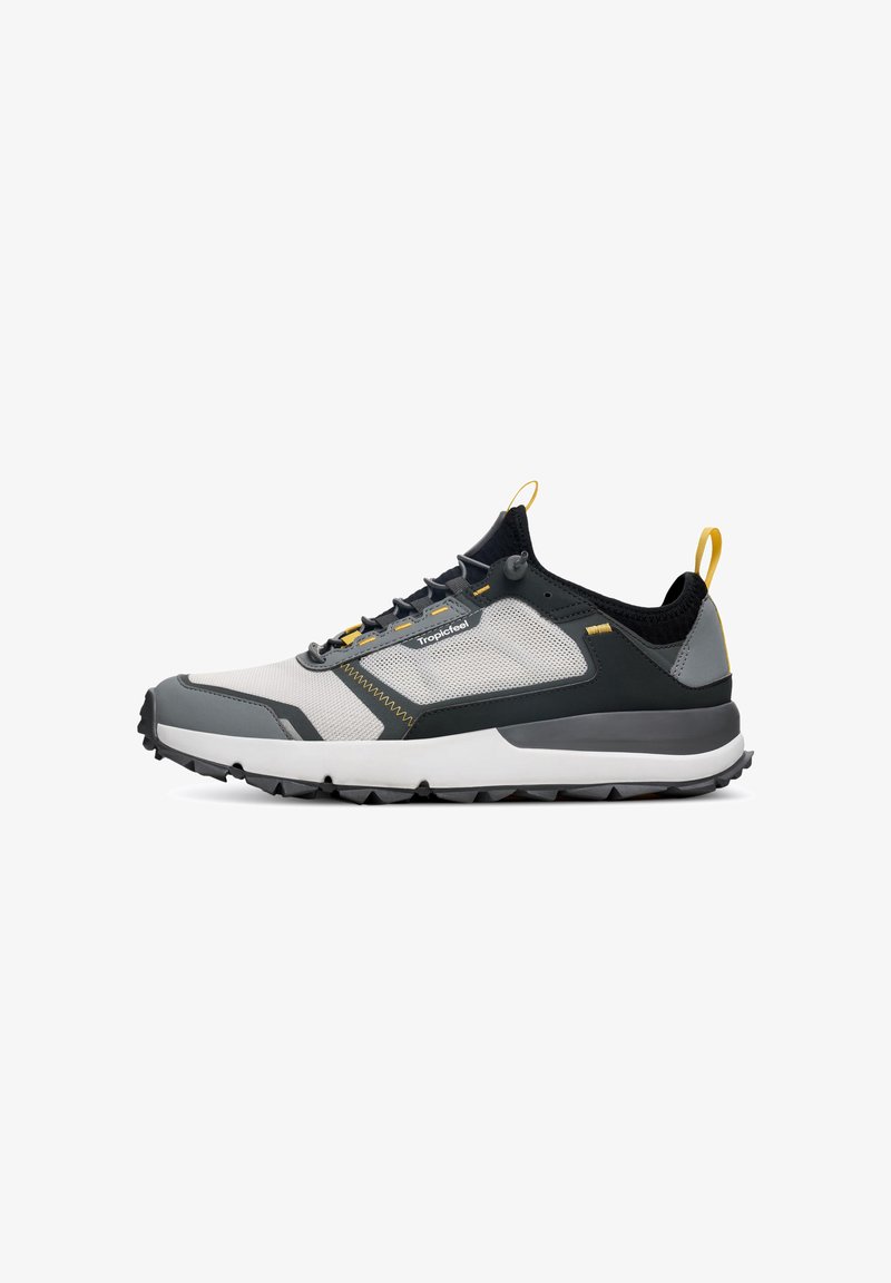 Chaussures de sport avec un dessus en maille gris et noir, accents jaunes et semelle en caoutchouc robuste avec motifs de traction. Conception légère et moderne.