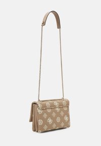 Beige axelväska i mjukt material, med en klaffdesign och dekorativa vita mönster. Guld kedjesling för enkel bärande.