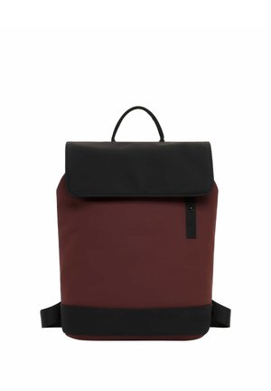 Sac à dos rectangulaire bordeaux avec rabat noir, bordure inférieure noire, poignée supérieure et bretelles réglables sur fond blanc.