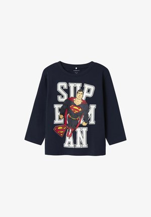Marineblauwe T-shirt met lange mouwen met een grote Superman-graphic, voorzien van witte tekst "SUPERMAN" en rode accenten op het logo en de cape.