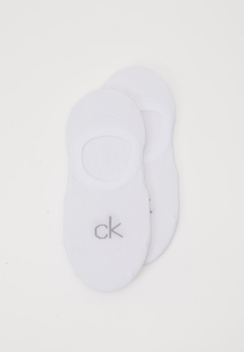 Valged nähtamat sokid, mis on valmistatud pehmest puuvillasegust, ümmarguse lõikega ja halli "ck" logoga küljel, et lisada peent brändingut.