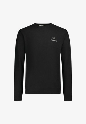 Maglione nero con maniche lunghe, scollo rotondo e la scritta "Che trattata!" ricamata in bianco sul lato sinistro del petto. Tessuto liscio, vestibilità classica.