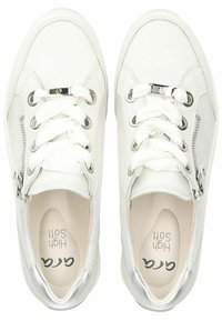 Sneakers bianchi con tomaia liscia, pannelli testurizzati, dettagli argentati e chiusura con lacci. Presentano una cerniera laterale e una soletta imbottita.