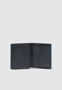 Schwarze Lederbrieftasche mit einem blauen Akzent, ausgestattet mit mehreren Kartenfächern und einer glatten Textur. Kein sichtbares Metall oder Logos.