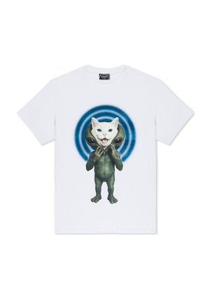 Biała koszulka z grafiką przedstawiającą małego zielonego kosmitę trzymającego maskę, która odsłania twarz białego kota z niebieskimi oczami na tle niebieskich koncentrycznych kół.