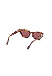 Ochelari de soare tortoise cu formă angulară de cat-eye. Lentile de nuanță maro, accente aurii pe branches și textură netedă din plastic.