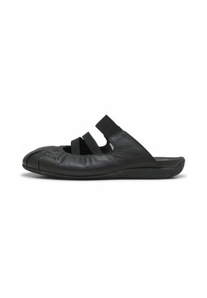 Μαύρο σανδάλι τύπου slip-on με ελαστικούς ιμάντες, υφασμένο πέλμα και ευέλικτο δερμάτινο επάνω μέρος σχεδιασμένο για άνεση και εύκολη χρήση.