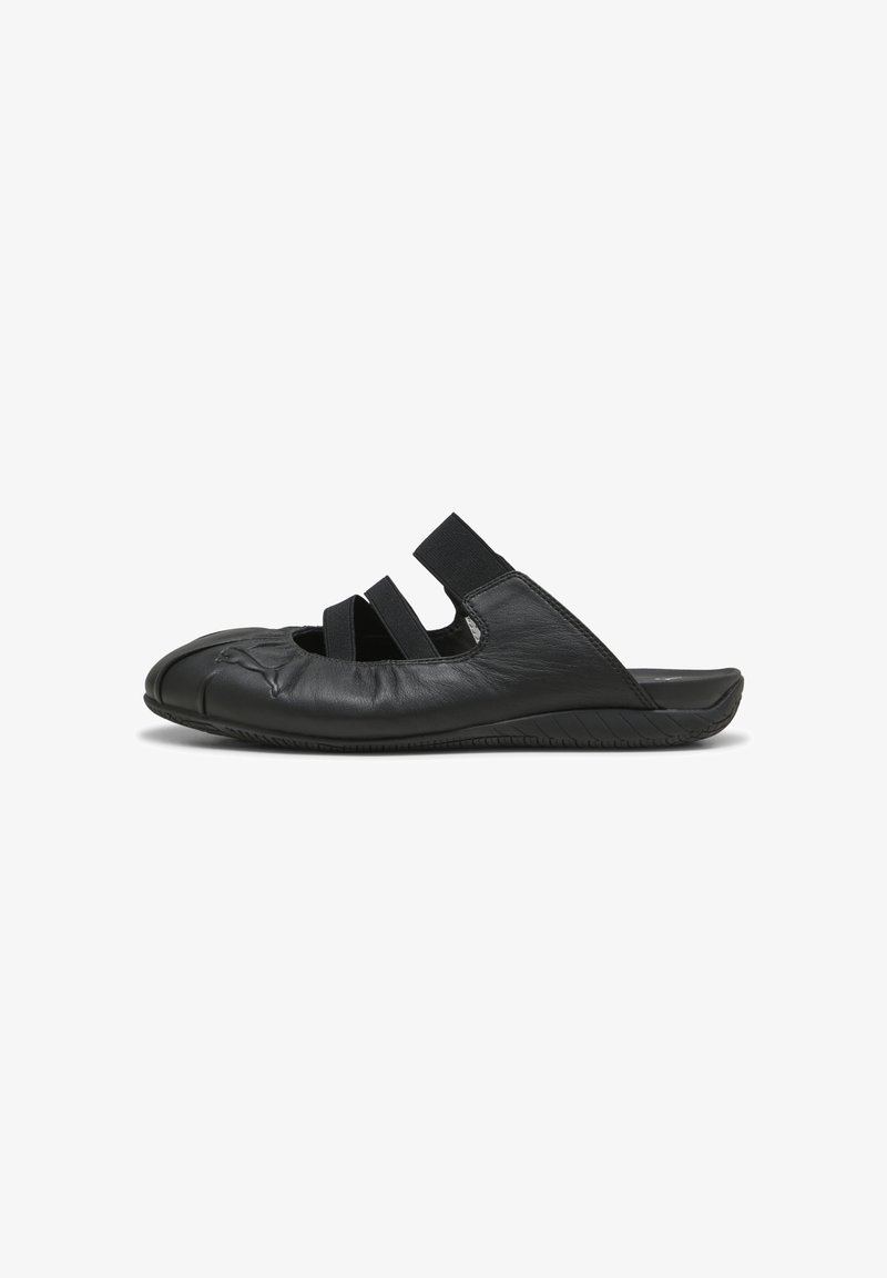 Μαύρο σανδάλι τύπου slip-on με ελαστικούς ιμάντες, υφασμένο πέλμα και ευέλικτο δερμάτινο επάνω μέρος σχεδιασμένο για άνεση και εύκολη χρήση.