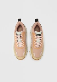 Αθλητικά παπούτσια με ροζ και μπεζ σχέδιο, που διαθέτουν πλέγμα και καουτσούκ υλικό, στρογγυλή μύτη, χοντρή σόλα και ανοιχτόχρωμα κορδόνια.