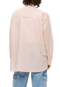 Črtasta dolgosleeve majica v svetlo oranžni in beli barvi. Ima klasičen ovratnik, gumbnice in sproščen kroj.