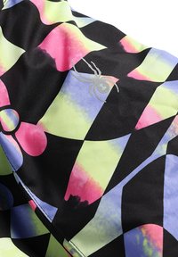 Mehrfarbiger Stoff mit einem karierten Muster in Schwarz, Neon-Grün, Pink und Blau, mit einer Spinnengrafik-Akzent nahe dem Rand.