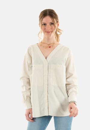 Chemise à manches longues à boutons avec un fond crème et des rayures verticales gris clair. Dotée d'un col en V, de deux poches poitrine et d'une coupe décontractée.