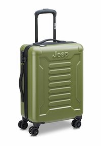 Valigia rigida verde oliva con scanalature testurizzate, chiusura con zip, maniglia laterale e quattro ruote nere. Nome del marchio "Jeep" impresso sul davanti.