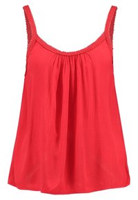 Haut sans manches rouge en tissu léger et texturé, avec un design froncé et une bordure en dentelle le long de l'encolure et des bretelles.