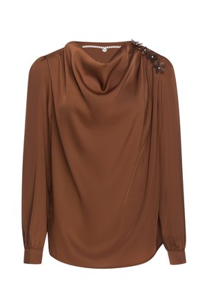 Bruine satijnen blouse met lange mouwen, gedrapeerde halslijn, parelkettingdetail en bloemversieringen op de schouder.