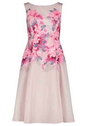 Robe rose pâle sans manches avec un corsage ajusté et un imprimé floral de fleurs roses et violettes autour de la taille et de la poitrine.