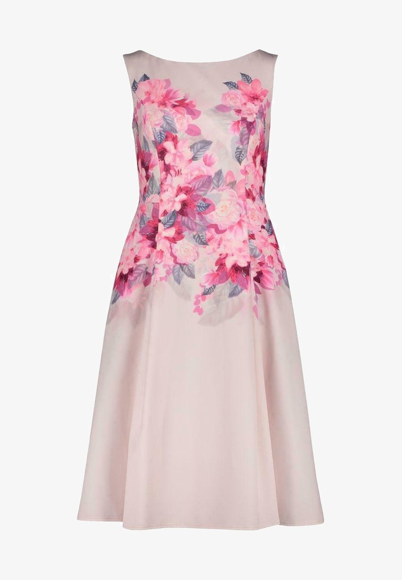 Robe rose pâle sans manches avec un corsage ajusté et un imprimé floral de fleurs roses et violettes autour de la taille et de la poitrine.