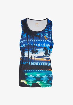 Blauwe tanktop met een grafische print van palmbomen, geometrische patronen en een zonsondergang landschap. Het materiaal lijkt lichtgewicht en soepel.
