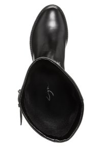 Czarne skórzane buty z gładką fakturą, okrągłym noskiem i zamkiem błyskawicznym. Wnętrze wykończone miękką, czarną podszewką dla komfortu.