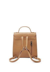 Zaino in pelle marrone chiaro con manico superiore, design trapuntato, spallacci regolabili e tasca frontale con zip. Texture liscia e stile minimalista.
