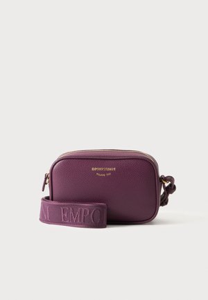 Kleine rechteckige violette Leder-Umhängetasche mit goldenem Reißverschluss und verstellbarem Stoffriemen mit Prägung.