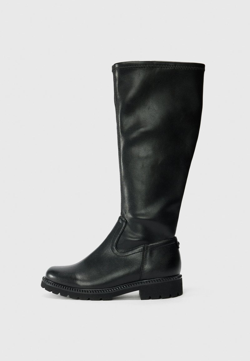 Bota de cuero negra hasta la rodilla con un acabado suave, punta redondeada y suela texturizada. Cuenta con una cremallera lateral y detalles de costura mínimos.