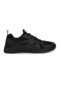 Chaussures de sport noires avec tige en maille, semelle en caoutchouc et talon renforcé. Accents texturés et logo minimal sur la languette.