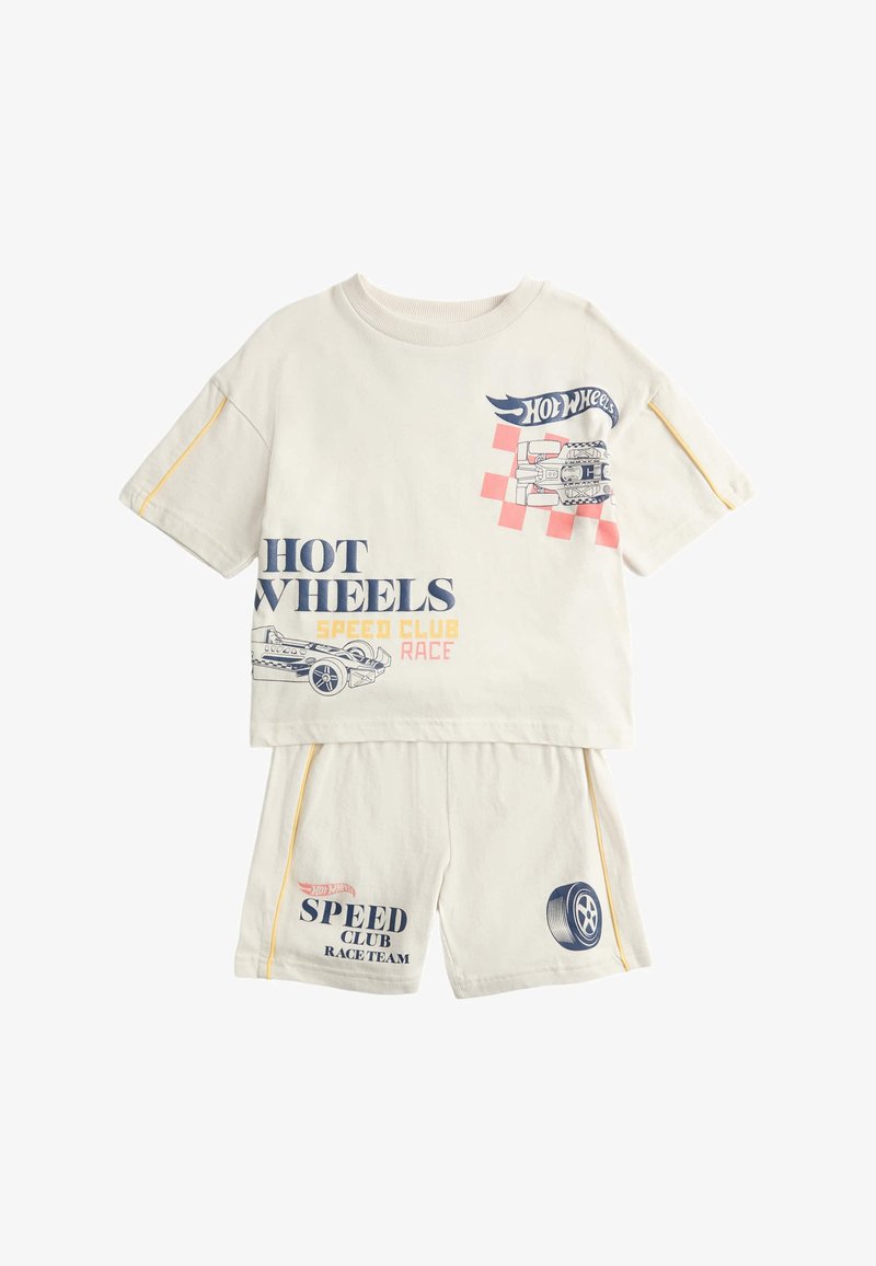 Conjunto beige de dos piezas para niños con gráficos de coche y neumático de Hot Wheels, y texto "Hot Wheels Speed Club Race" en la camiseta y los pantalones cortos.