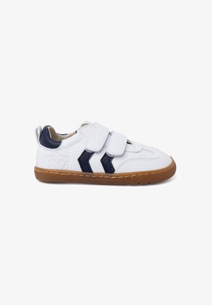 Sneaker bianco in pelle con dettagli blu navy, due cinturini in Velcro e suola in gomma. Presenta un design a forma di orso in rilievo sul lato.