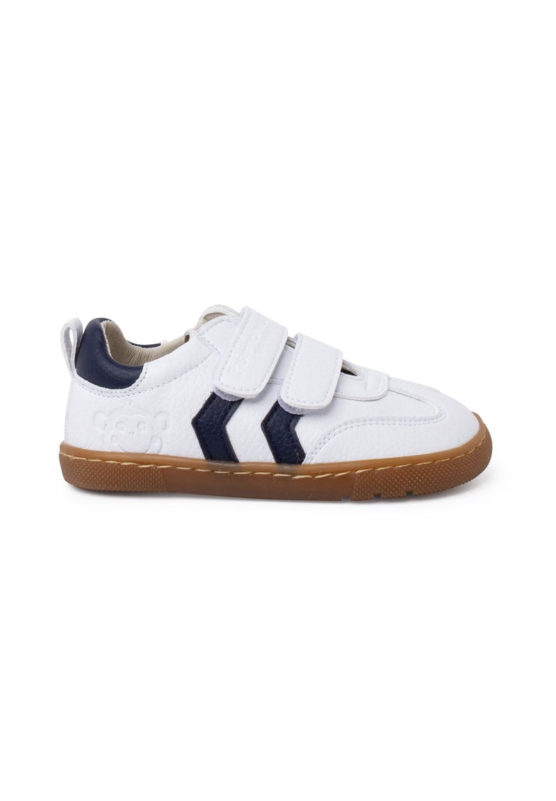 Sneaker bianco in pelle con dettagli blu navy, due cinturini in Velcro e suola in gomma. Presenta un design a forma di orso in rilievo sul lato.