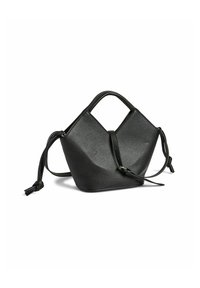 Juodas tekstūruotas odinis rankinukas su kampiniu dizainu, trumpa rankena viršuje ir reguliuojama petneša su mazginėmis galais.