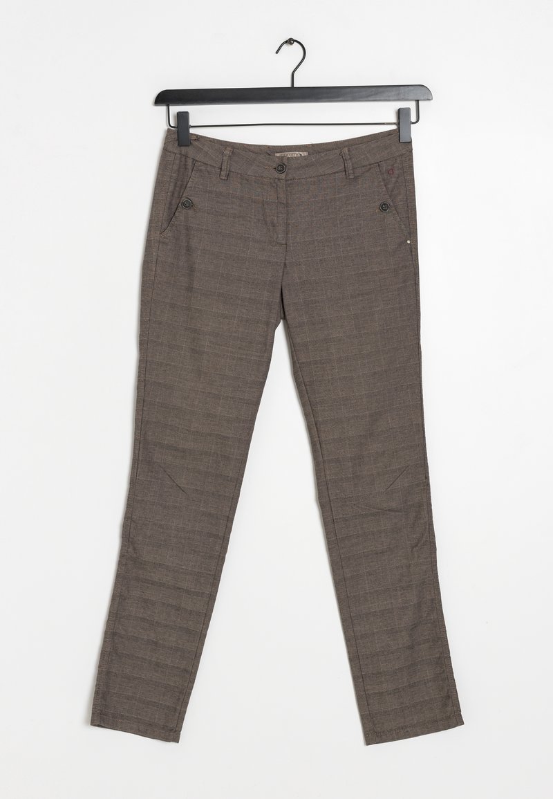 Pantalons slim-fit marron avec poches avant et détails de boutons suspendus sur un cintre noir contre un fond blanc.