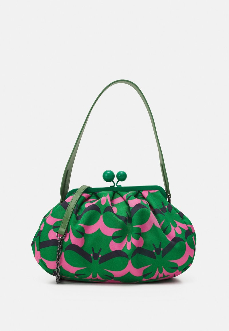 Sac à main vert avec fermeture à cadre arrondi, présentant un imprimé papillon audacieux rose et noir, et une seule sangle verte.