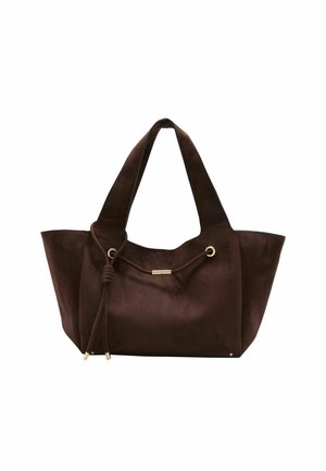 Donkerbruine suède totebag met brede banden, een trekkoorddetail met gouden accenten en een open bovenkant ontwerp.