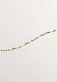 Cadena de oro con eslabones ovalados, textura suave y forma fluida. Presenta un diseño consistente y un acabado pulido.