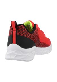 Zapatilla deportiva roja con acentos negros, que presenta una parte superior de malla transitable, una suela blanca acolchada y un talón texturizado.