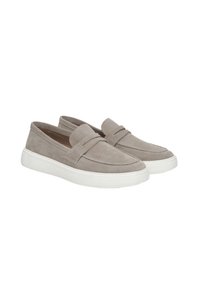 Szare zamszowe buty wsuwane z białą gumową podeszwą i haftowanym detalem wzdłuż górnej części. Minimalistyczny design, miękka tekstura, casualowy styl.