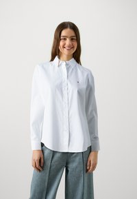Tommy Hilfiger REGULAR SHIRT - Overhemdblouse - optic white