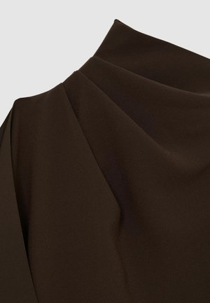 Brauner texturierter Stoff mit gefältelten Details und hohem Kragen. Weiches Material, glatte Oberfläche und taillierte Form für einen strukturierten Look.