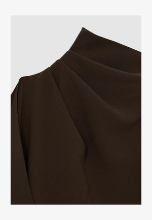 Pruun tekstureeritud kangas volditud detailide ja kõrge kaelusega. Pehme materjal, sile pind ja kohandatud disain struktureeritud välimuse jaoks.